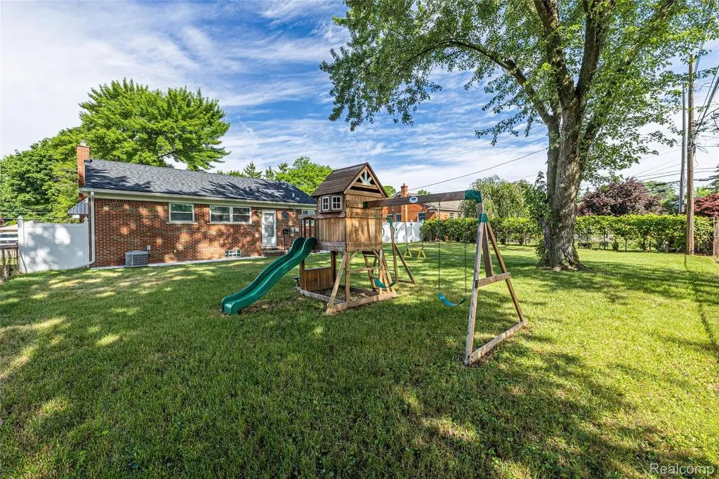 19044 Norwich Road Livonia City MI 48152