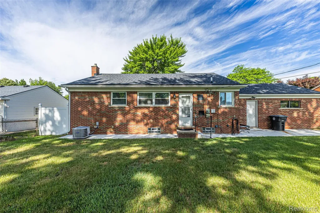 19044 Norwich Road Livonia City MI 48152