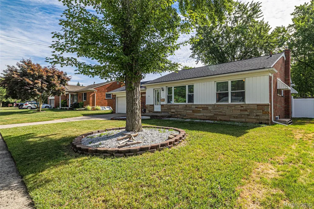 19044 Norwich Road Livonia City MI 48152