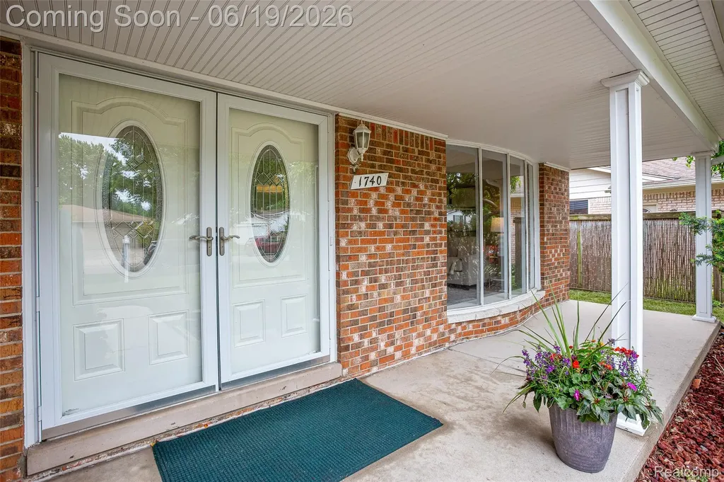 1740 Lakewood Drive Troy City MI 48083