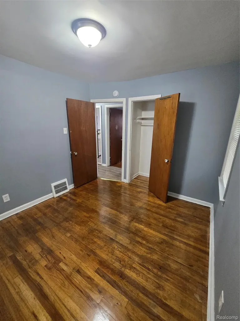 7683 Greenview Avenue Detroit City MI 48228