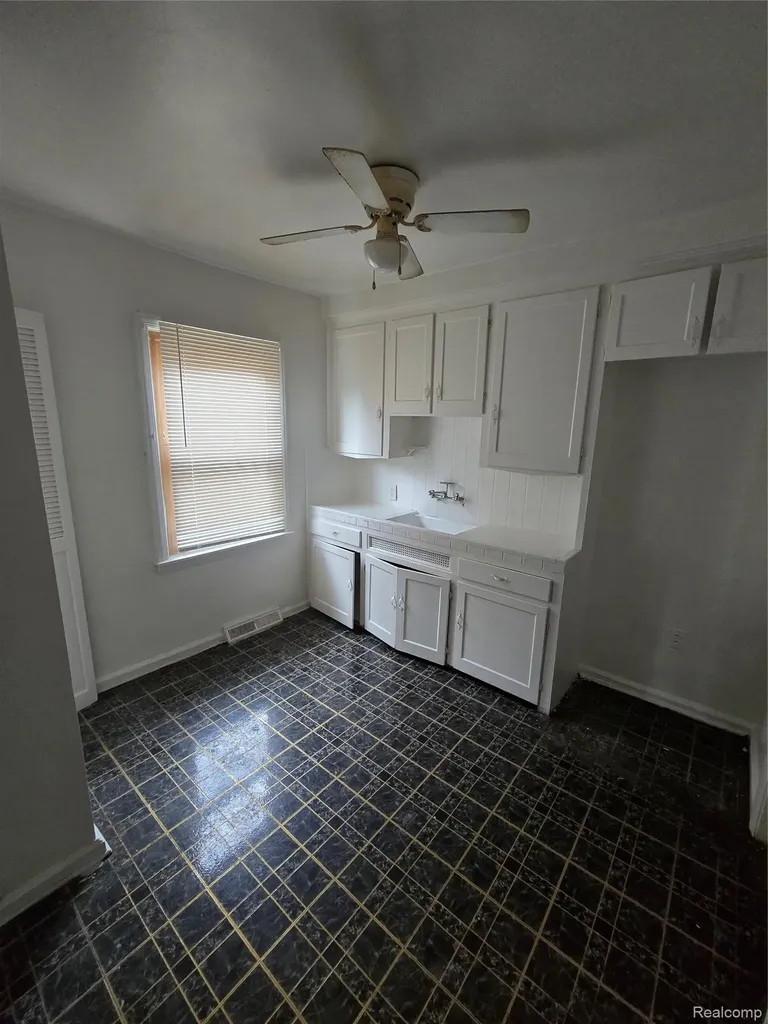 7683 Greenview Avenue Detroit City MI 48228