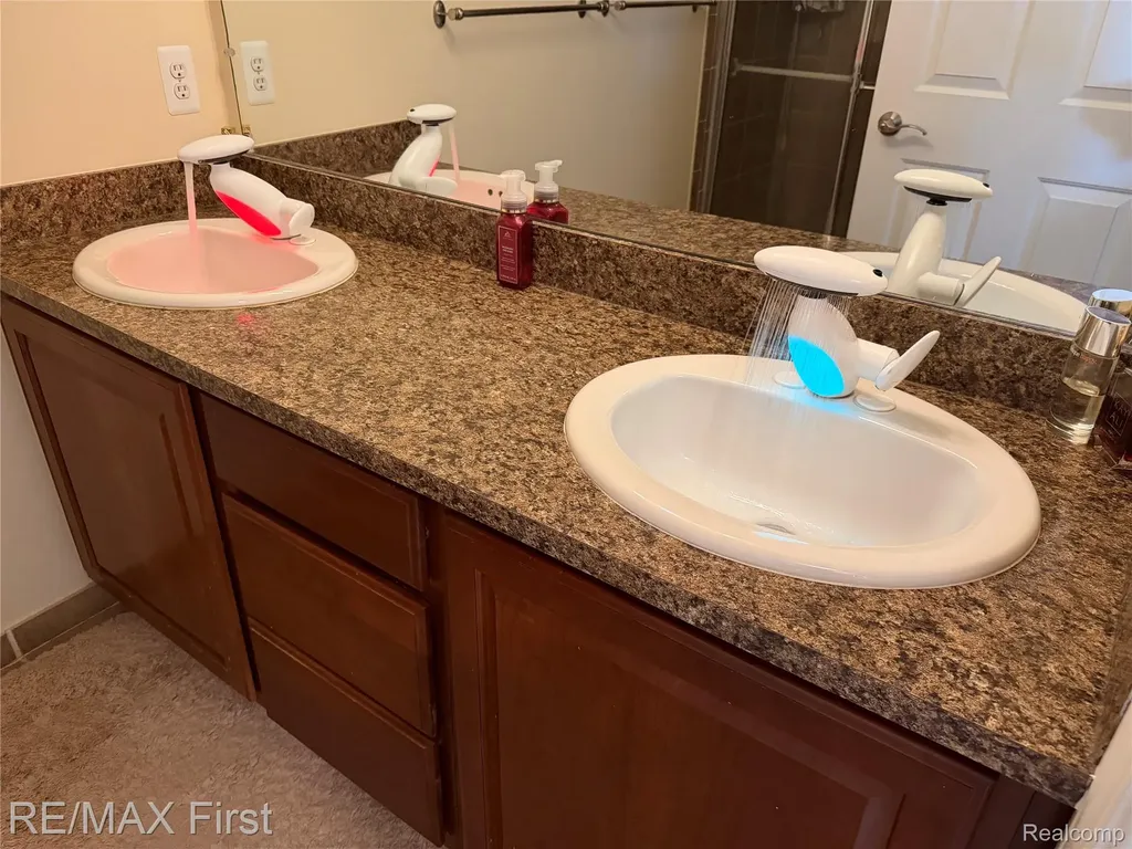 29541 Woodpark Circle Warren City MI 48092