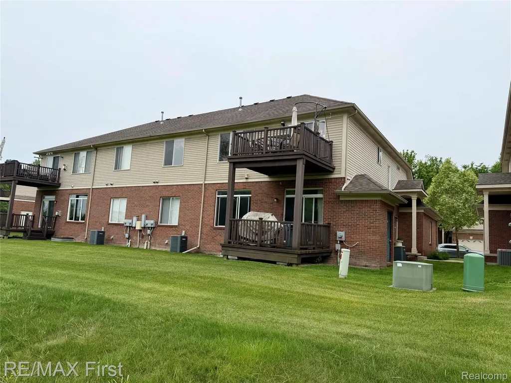 29541 Woodpark Circle Warren City MI 48092