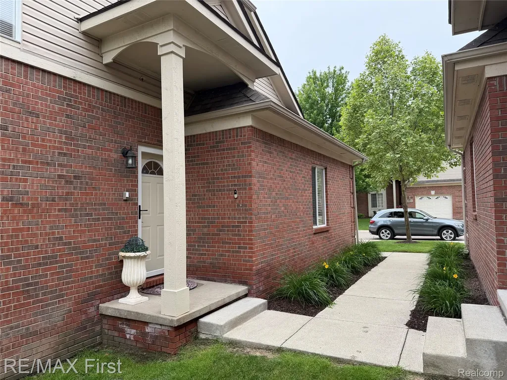 29541 Woodpark Circle Warren City MI 48092