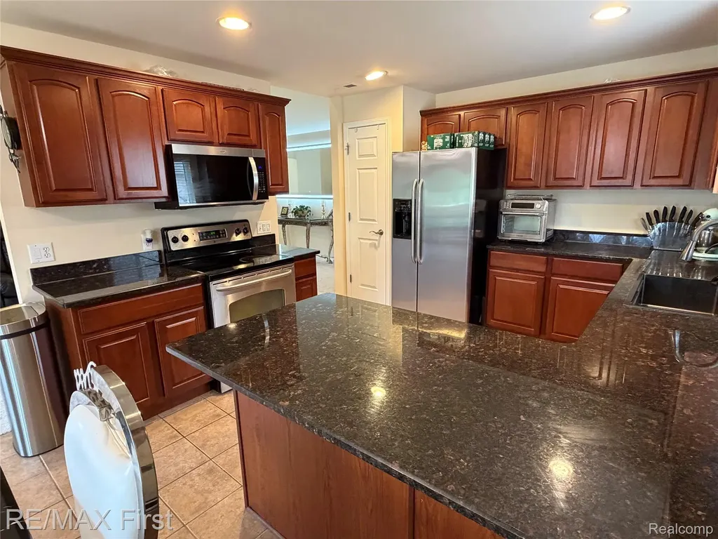 29541 Woodpark Circle Warren City MI 48092