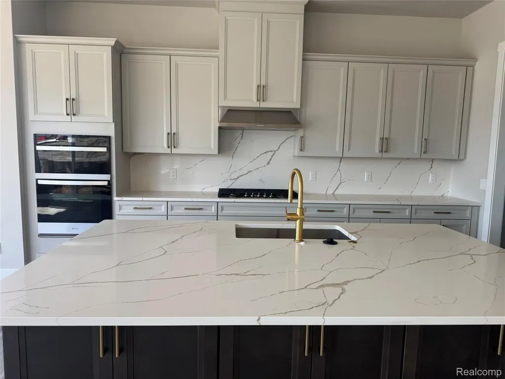 2417 Provencal Drive Commerce Charter Township MI 48382