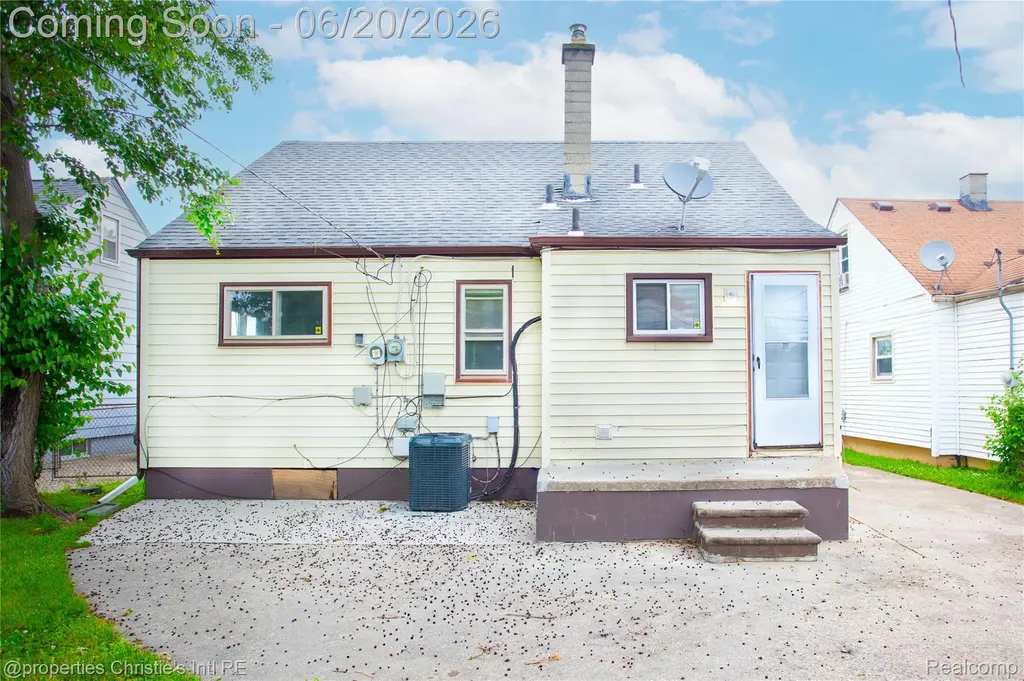 17606 Tennyson Street Roseville City MI 48066