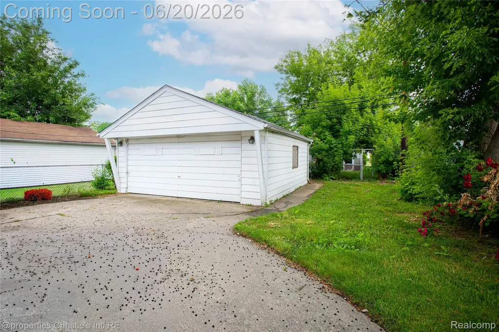 17606 Tennyson Street Roseville City MI 48066