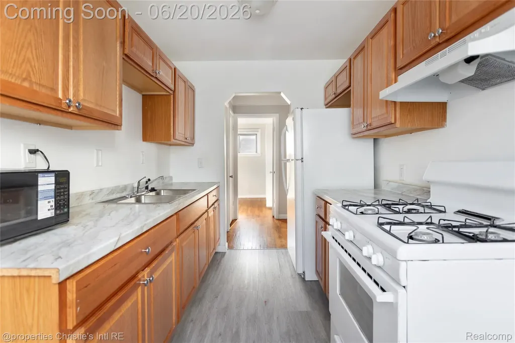 17606 Tennyson Street Roseville City MI 48066