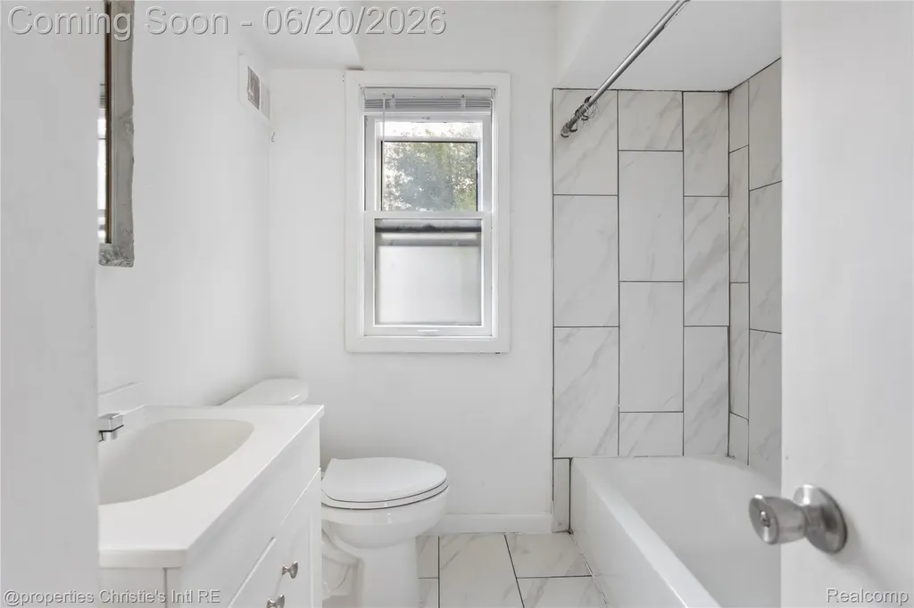 17606 Tennyson Street Roseville City MI 48066