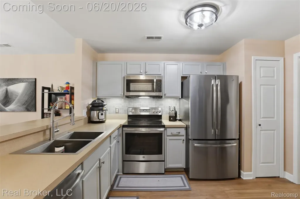 29717 Nottingham Circle Livonia City MI 48152