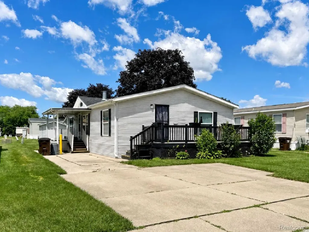 90 Menlo Park Drive Sumpter Township MI 48111