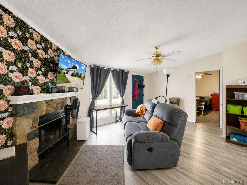 90 Menlo Park Drive Sumpter Township MI 48111