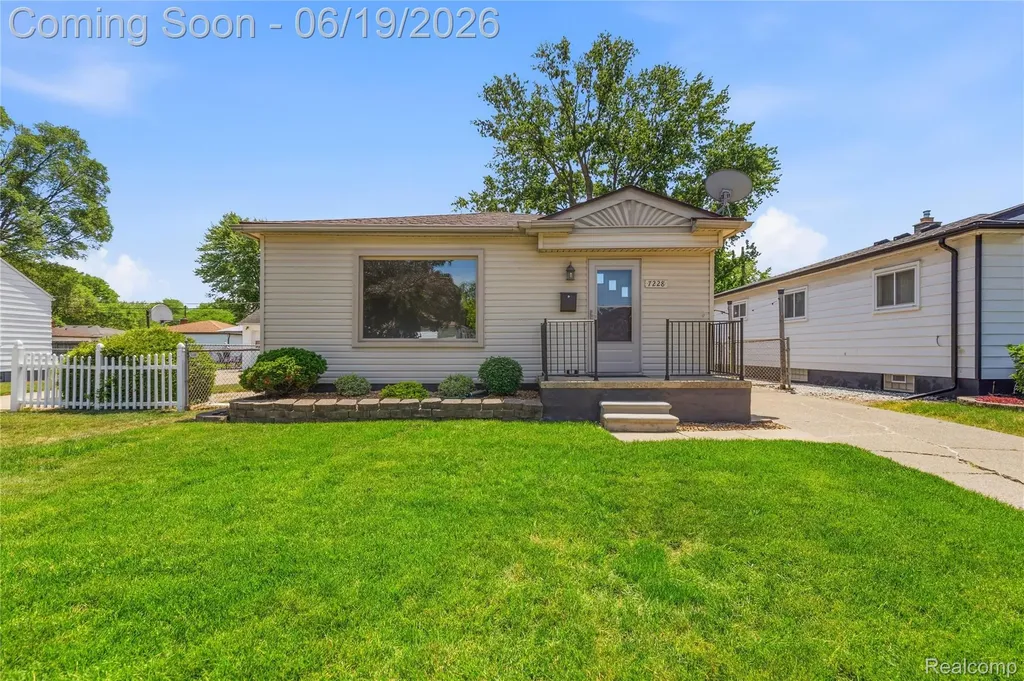 7228 Sterling Street Center Line City MI 48015