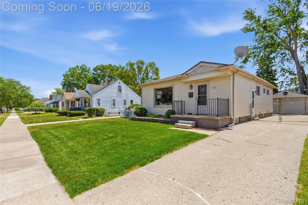 7228 Sterling Street Center Line City MI 48015
