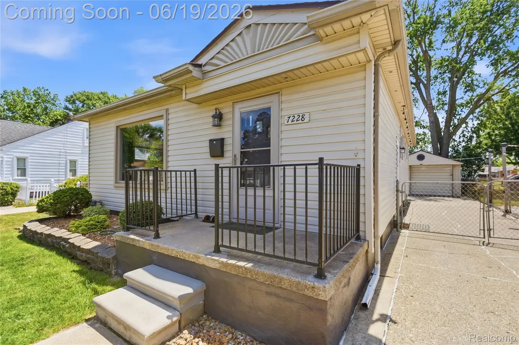 7228 Sterling Street Center Line City MI 48015