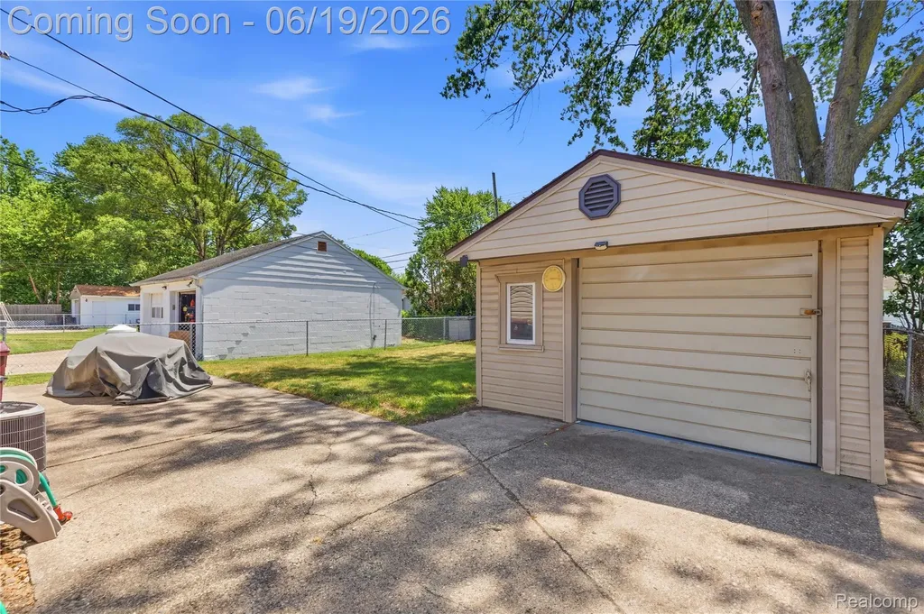 7228 Sterling Street Center Line City MI 48015