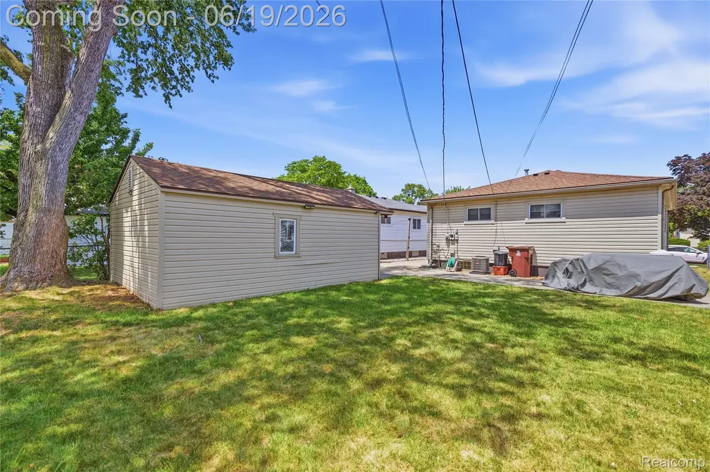 7228 Sterling Street Center Line City MI 48015