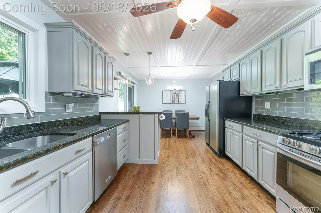 423 Sunset White Lake Charter Township MI 48383