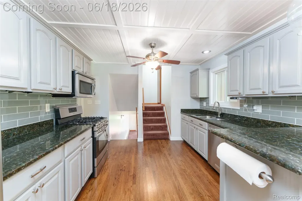 423 Sunset White Lake Charter Township MI 48383