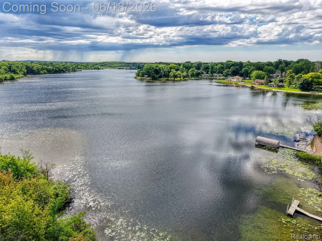 423 Sunset White Lake Charter Township MI 48383