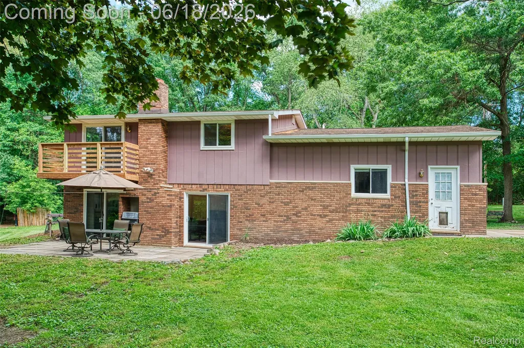 423 Sunset White Lake Charter Township MI 48383