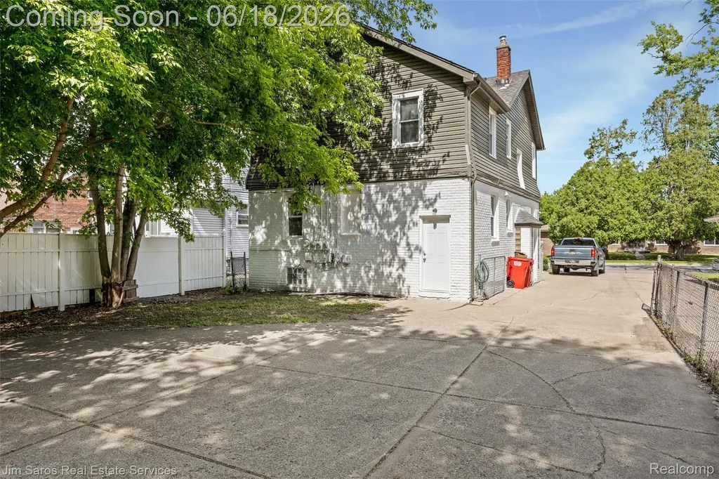 22911 Hayes Avenue Eastpointe City MI 48021