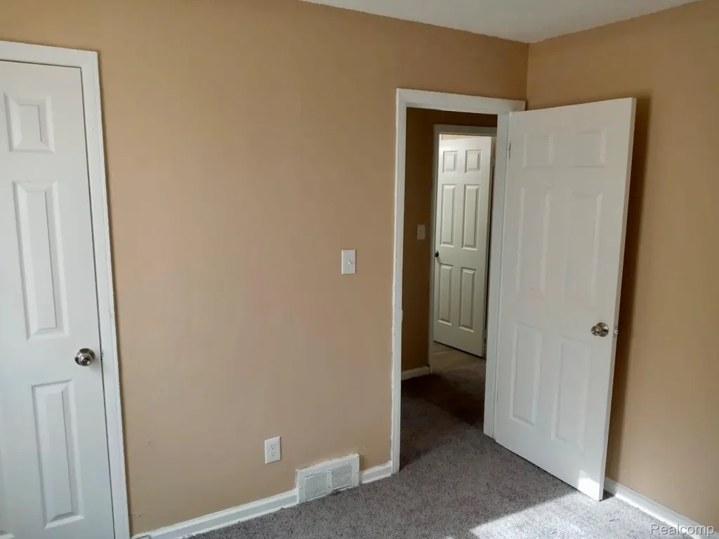 8111 Warwick Street Detroit City MI 48228