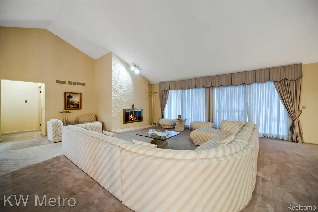 3086 Bloomfield Park Drive West Bloomfield Charter Township MI 48323