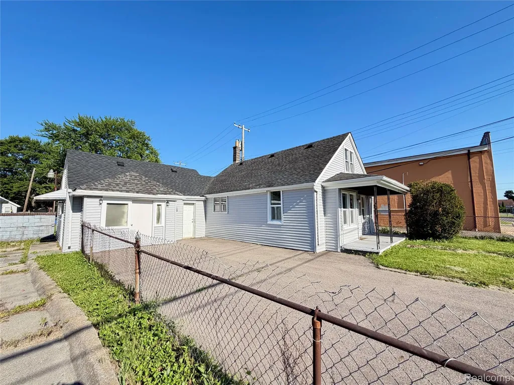 20730 Montrose Avenue Warren City MI 48089