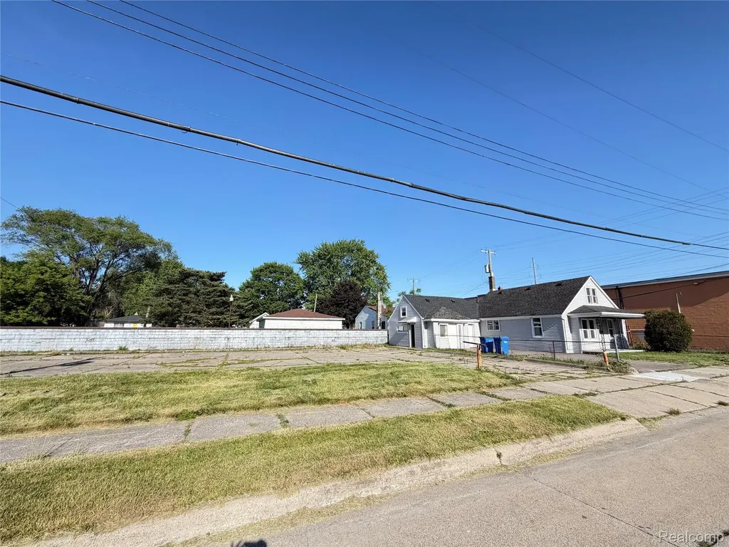 20730 Montrose Avenue Warren City MI 48089