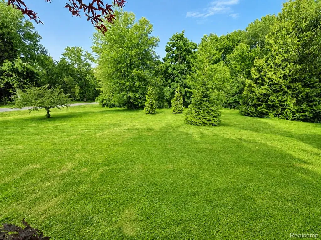 01 Woodcrest Road Rochester Hills City MI 48309