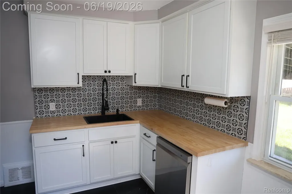 17396 Brody Avenue Allen Park City MI 48101