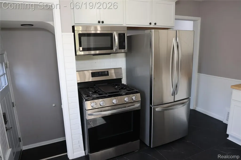 17396 Brody Avenue Allen Park City MI 48101