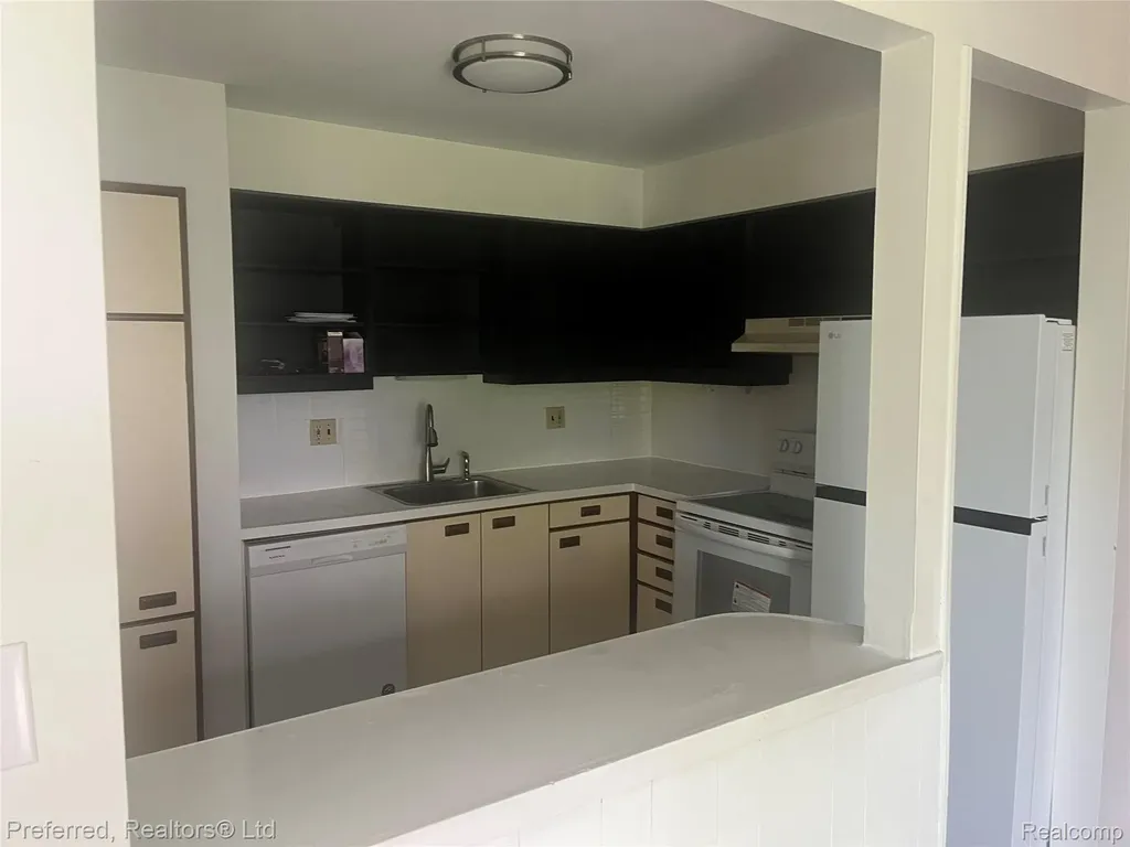 7482 Woodview Street Westland City MI 48185
