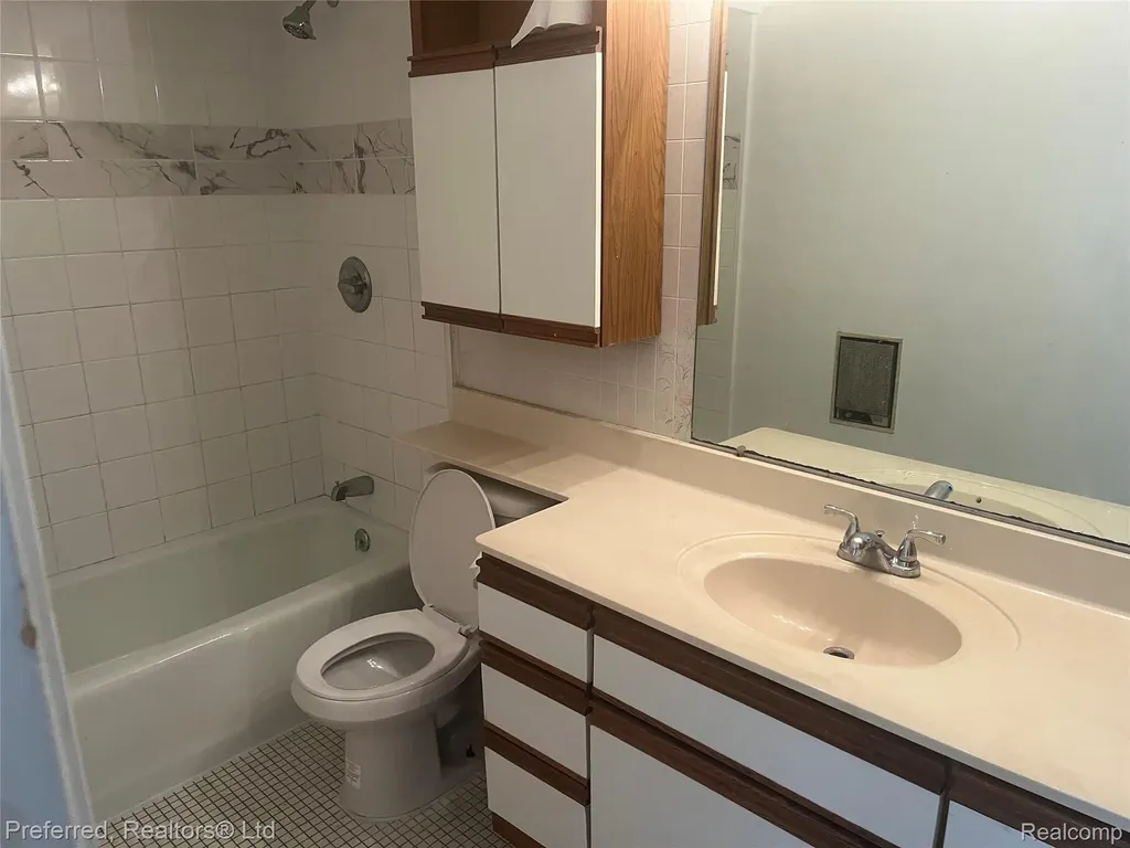 7482 Woodview Street Westland City MI 48185