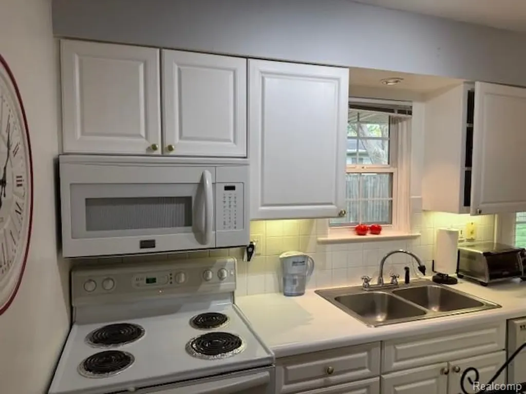 6351 Beechfield Drive Lansing City MI 48911