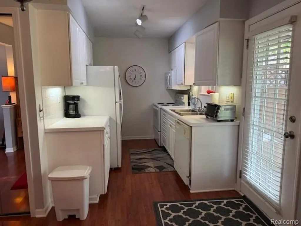 6351 Beechfield Drive Lansing City MI 48911