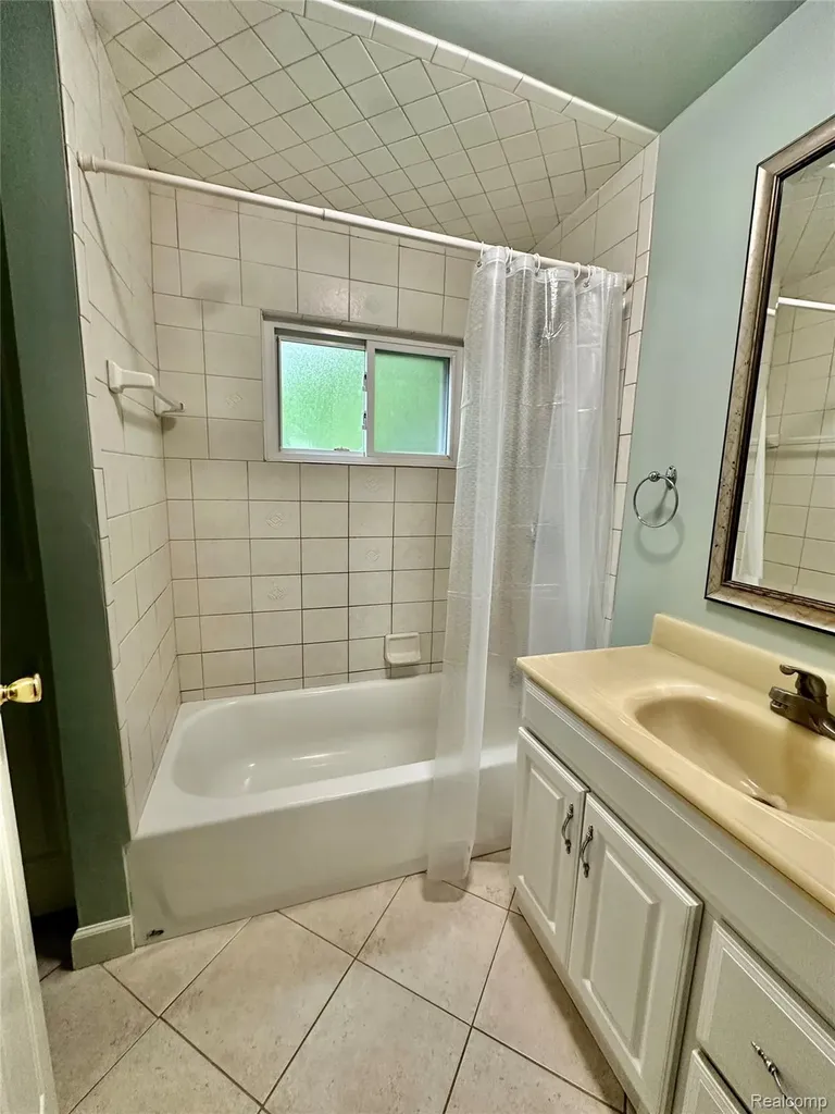 3404 Rockhaven Avenue Rochester Hills City MI 48309