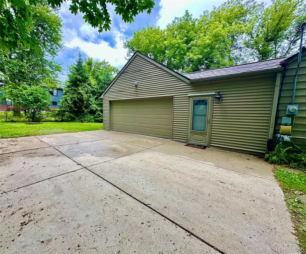 3404 Rockhaven Avenue Rochester Hills City MI 48309