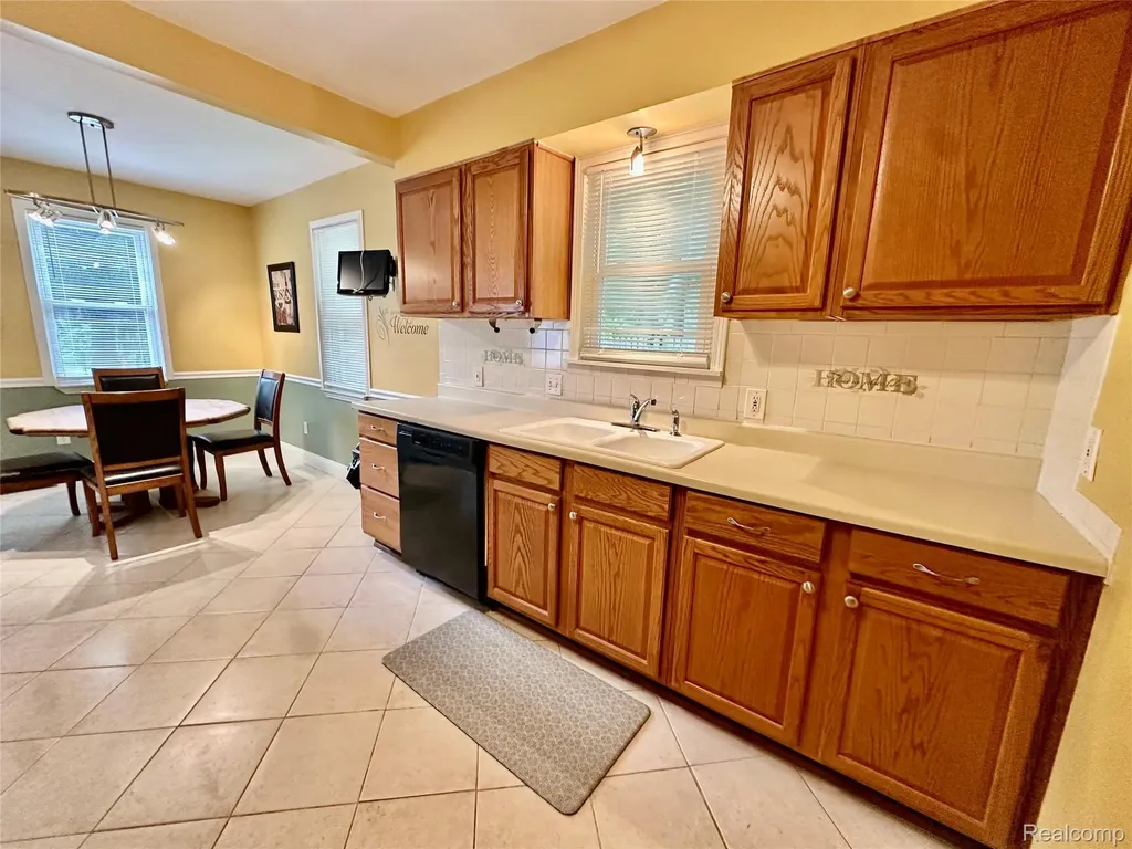 3404 Rockhaven Avenue Rochester Hills City MI 48309
