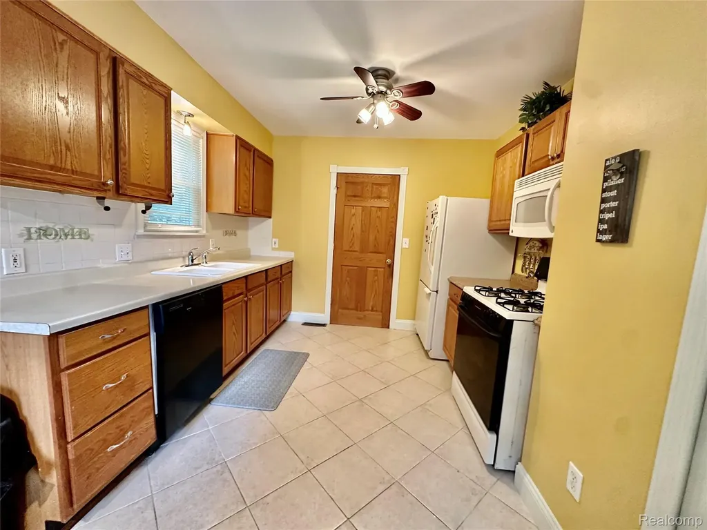 3404 Rockhaven Avenue Rochester Hills City MI 48309