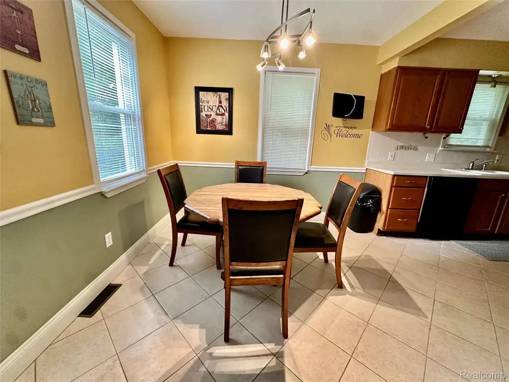 3404 Rockhaven Avenue Rochester Hills City MI 48309