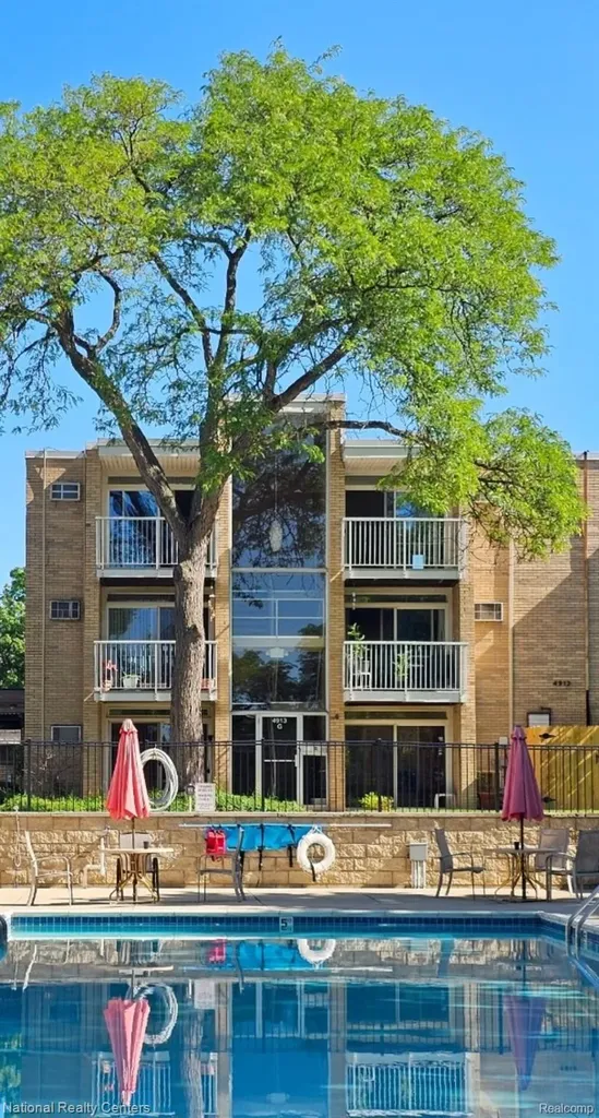 4913 Crooks Road Royal Oak City MI 48073