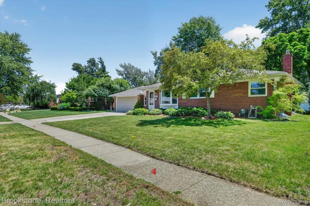 23784 Linne Street Clinton Charter Township MI 48035