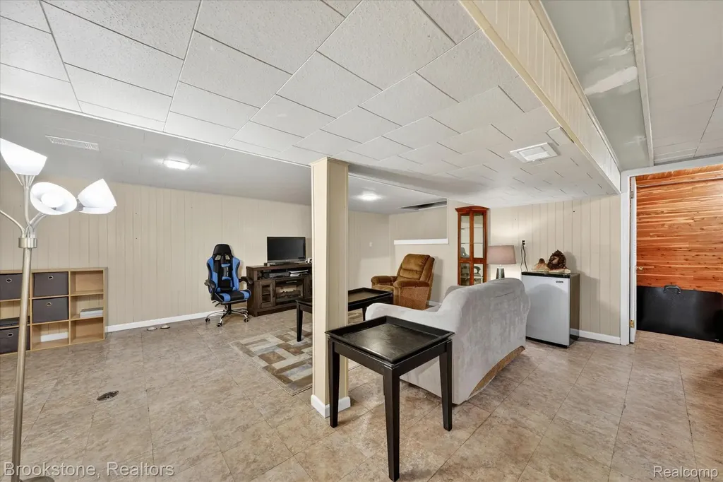 23784 Linne Street Clinton Charter Township MI 48035