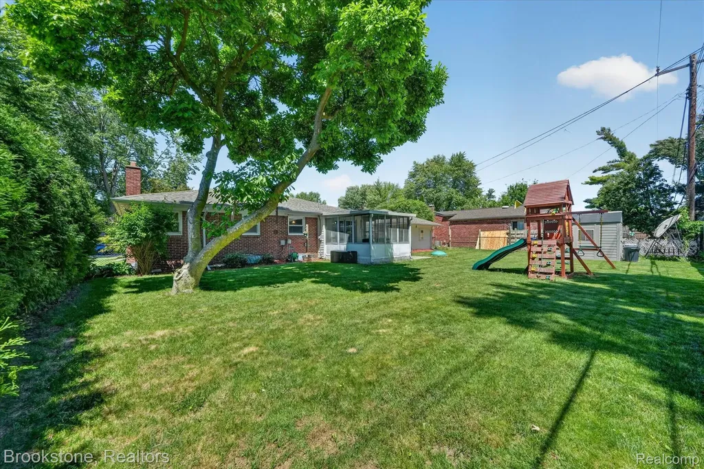 23784 Linne Street Clinton Charter Township MI 48035