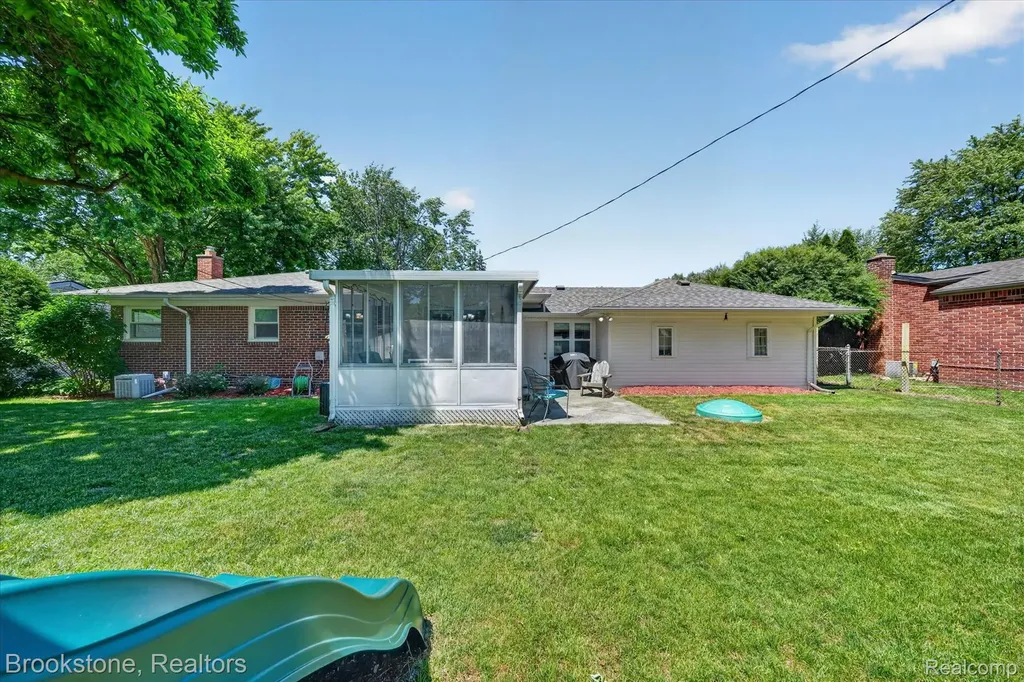 23784 Linne Street Clinton Charter Township MI 48035