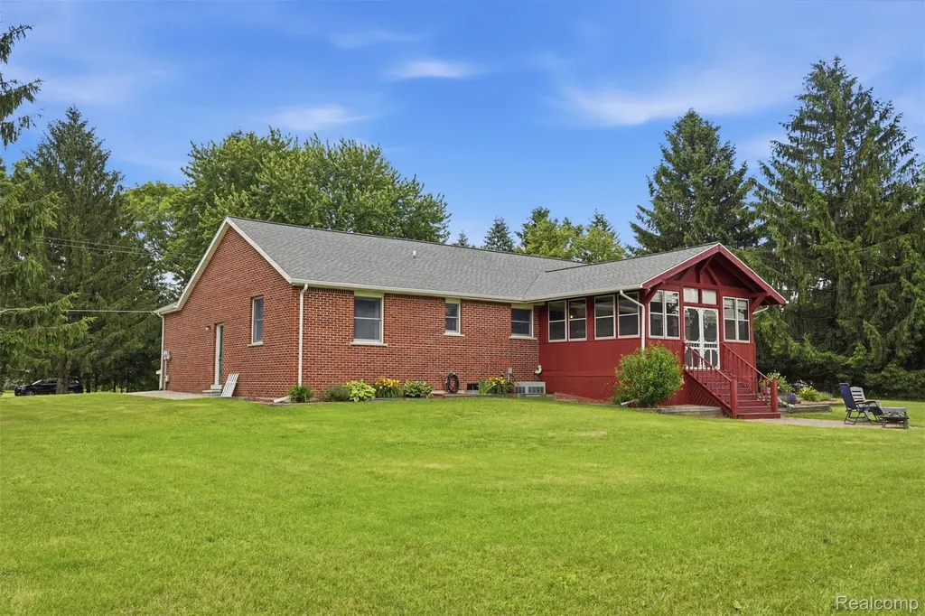 3843 Hooker Road Hamburg Township MI 48169